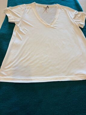 Forever 21 White V-Neck Short Sleeve Tee